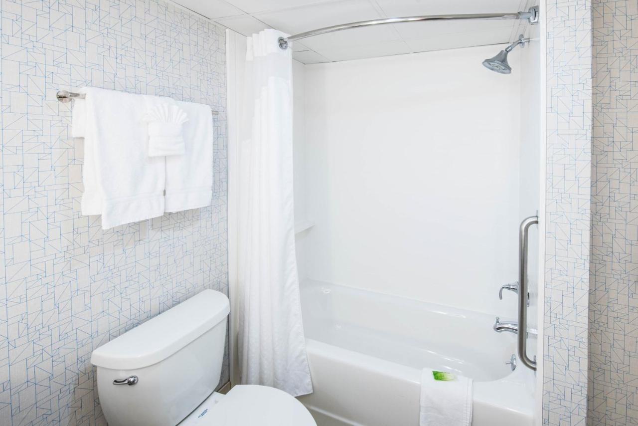 Holiday Inn Express Woodbridge By Ihg Avenel Exteriör bild