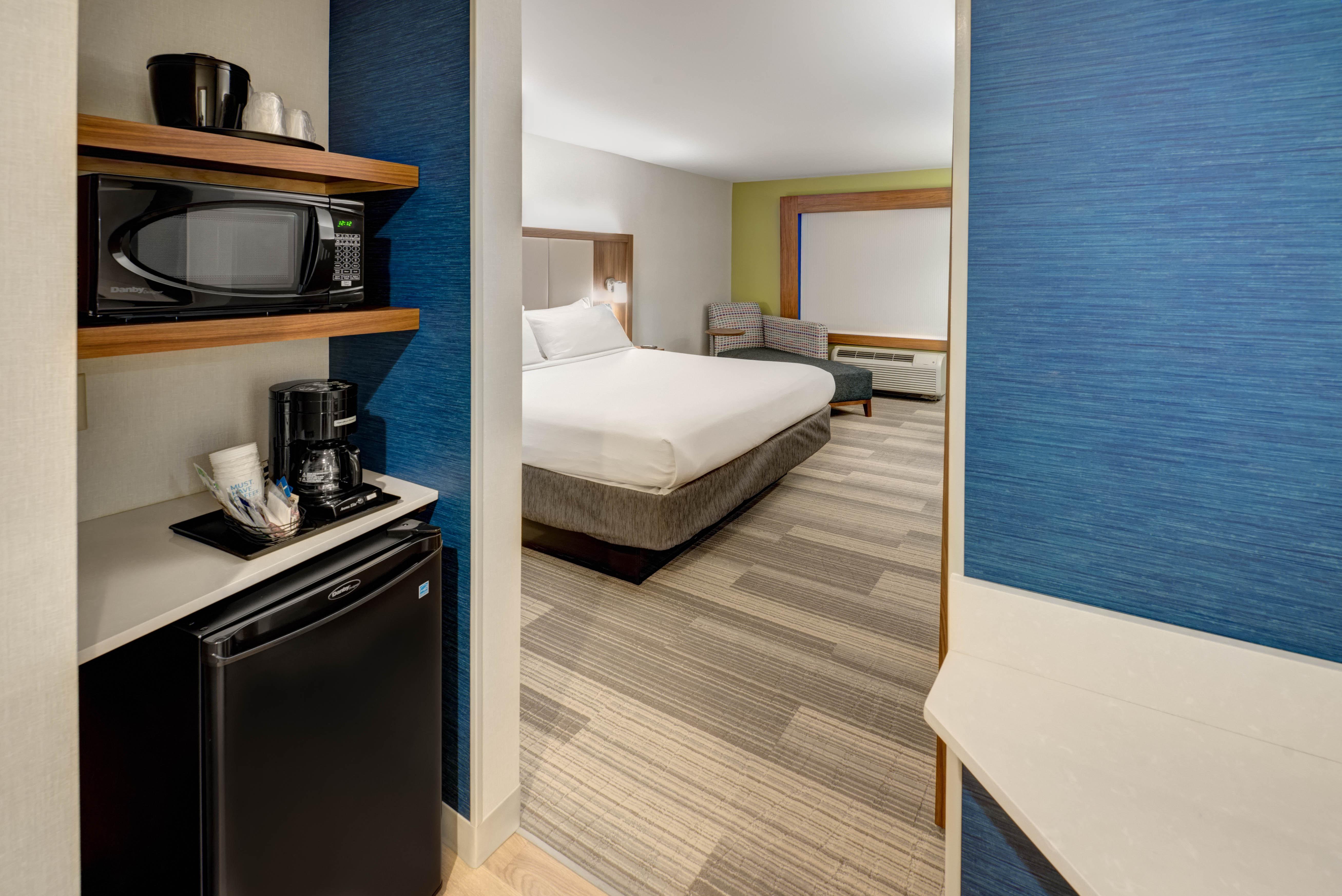 Holiday Inn Express Woodbridge By Ihg Avenel Exteriör bild