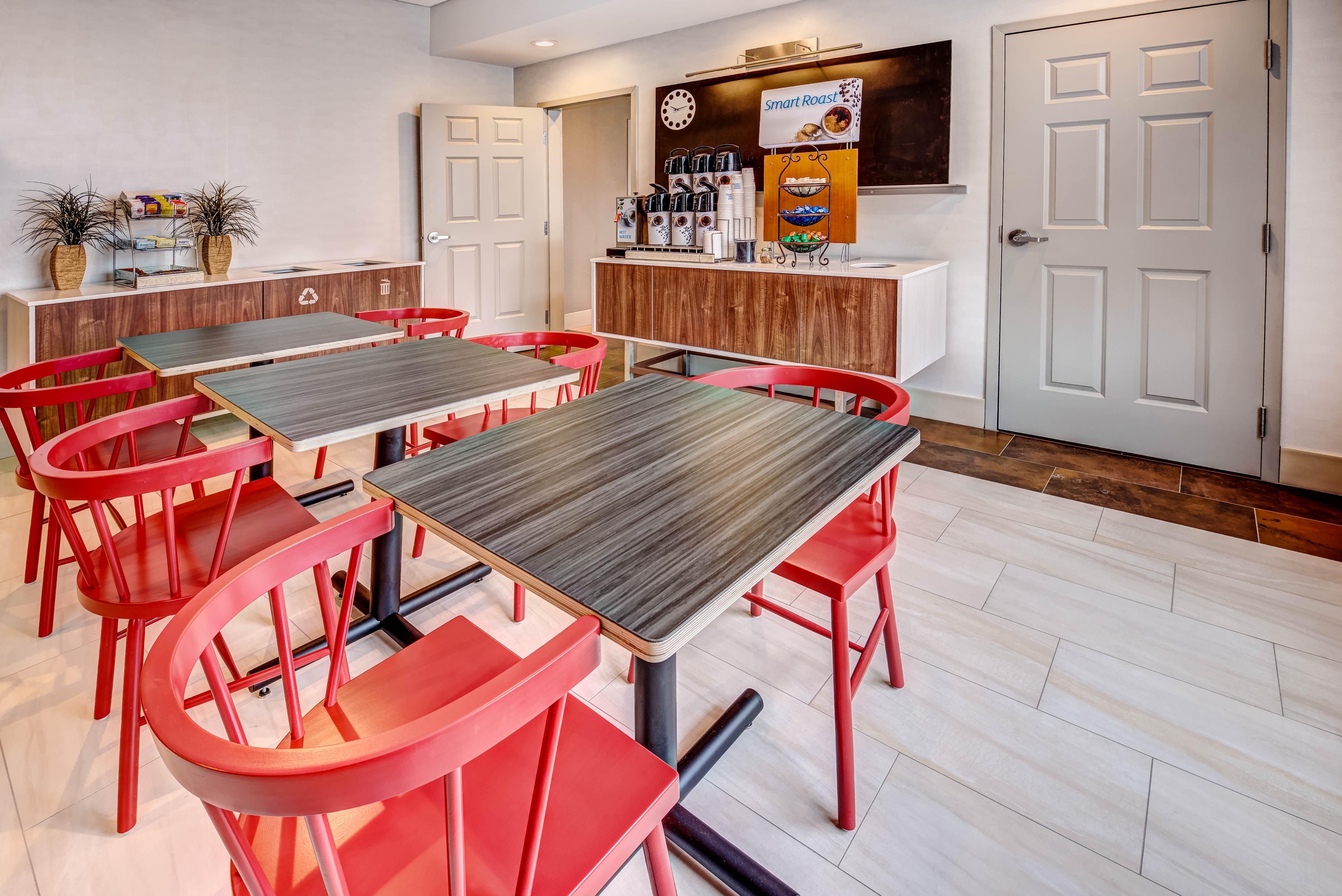 Holiday Inn Express Woodbridge By Ihg Avenel Exteriör bild