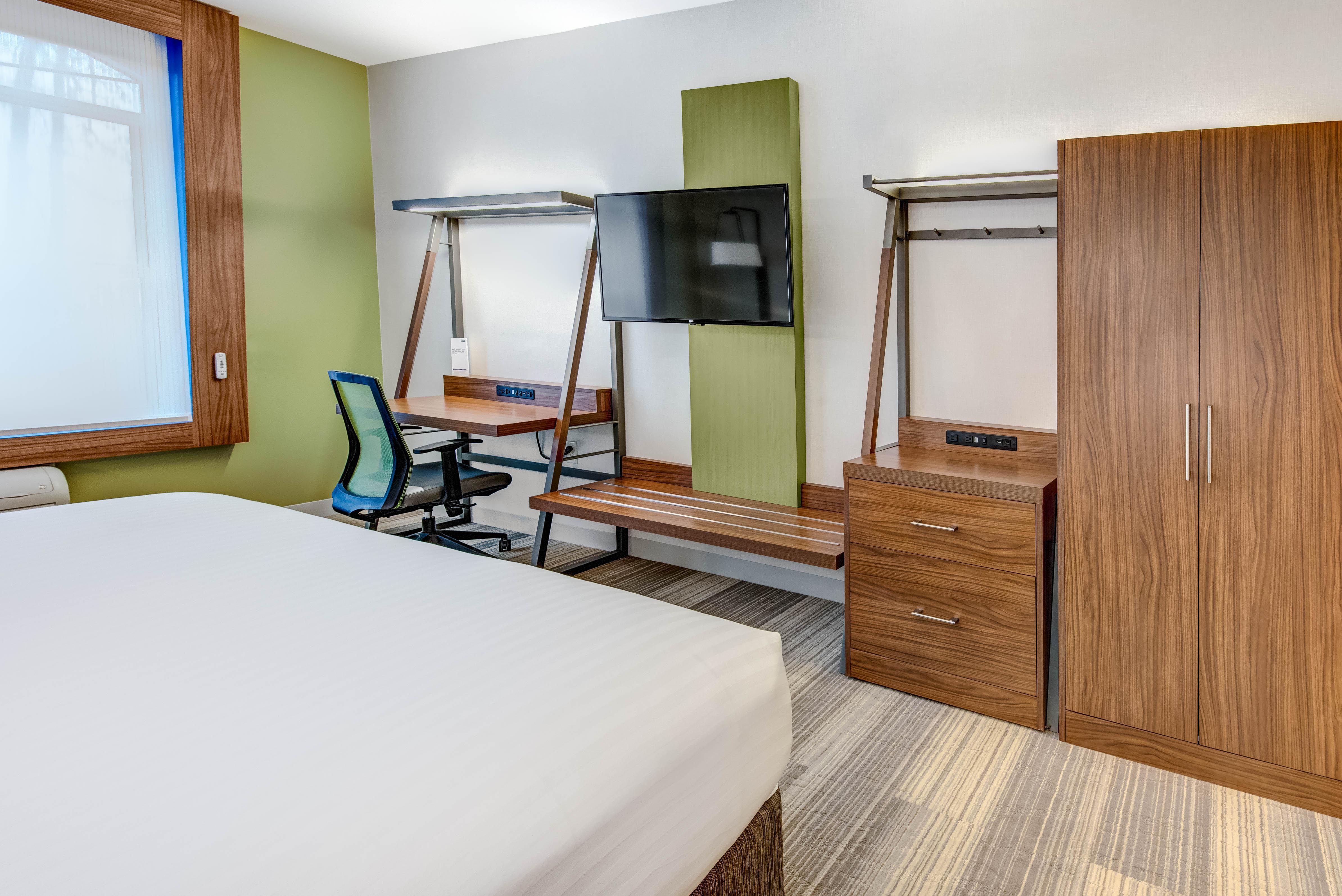 Holiday Inn Express Woodbridge By Ihg Avenel Exteriör bild