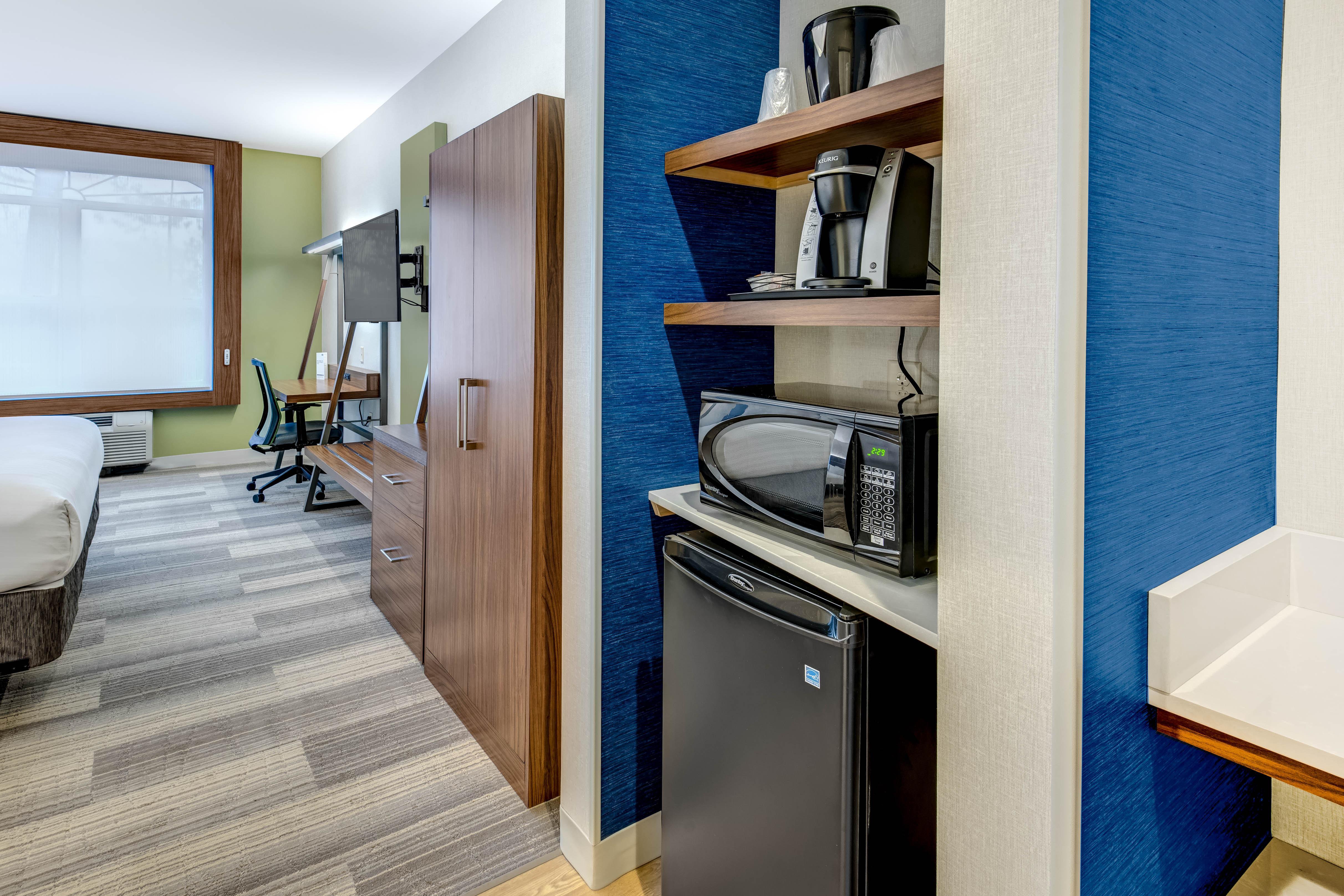 Holiday Inn Express Woodbridge By Ihg Avenel Exteriör bild