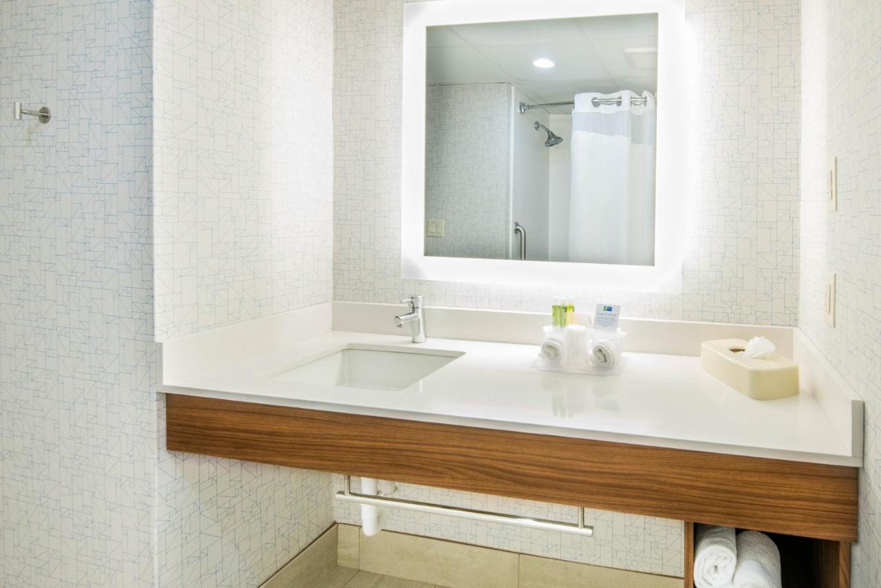 Holiday Inn Express Woodbridge By Ihg Avenel Exteriör bild