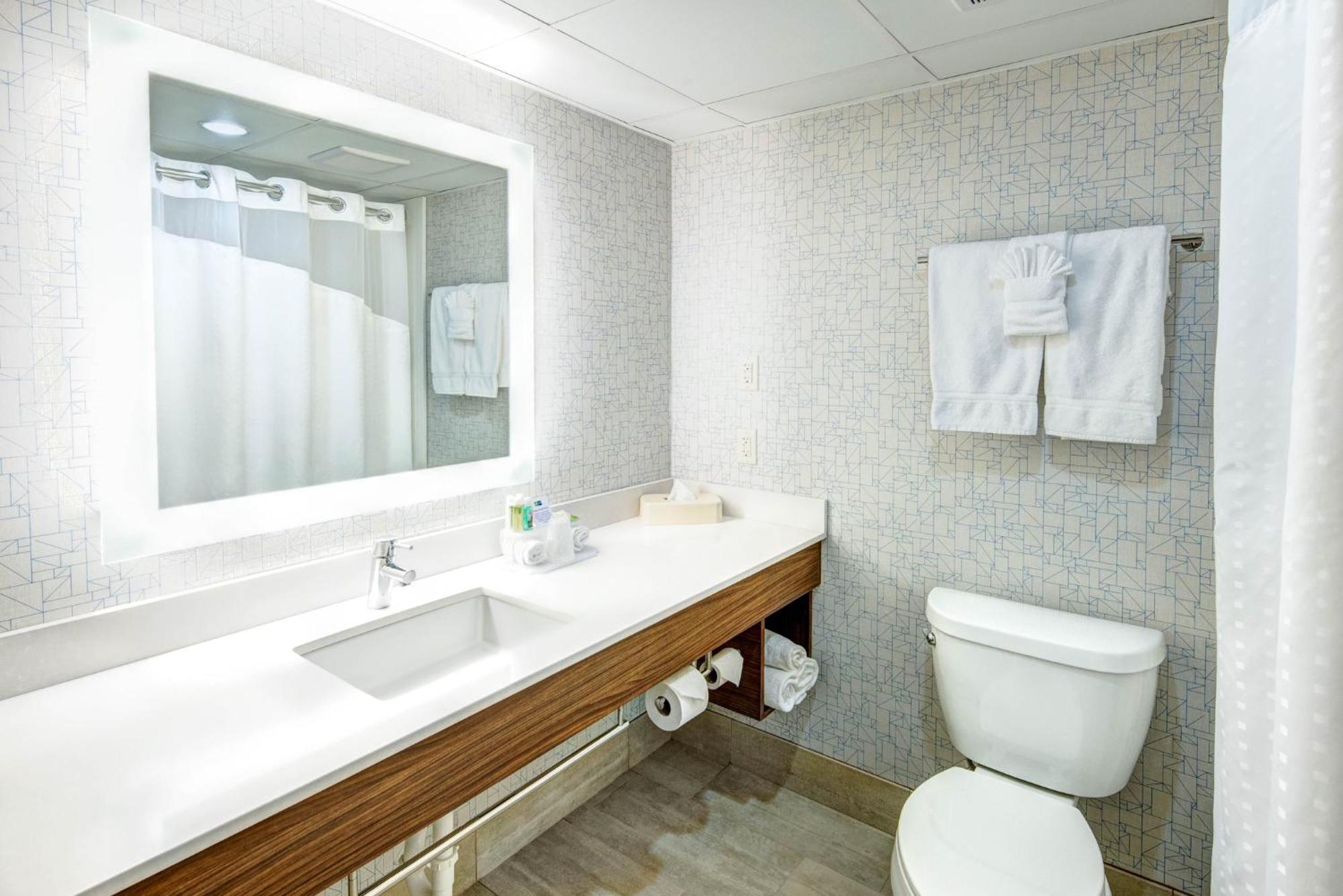 Holiday Inn Express Woodbridge By Ihg Avenel Exteriör bild