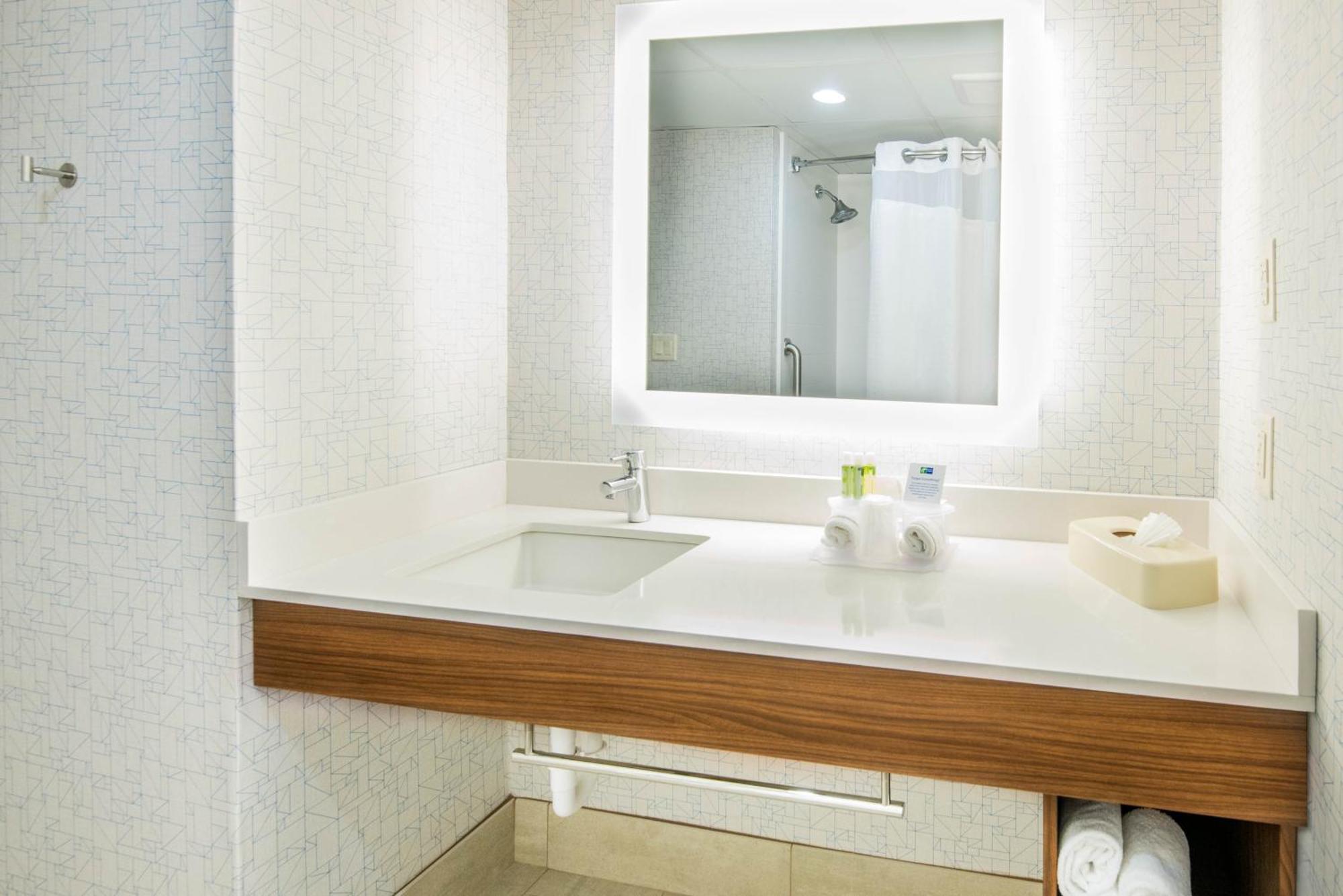 Holiday Inn Express Woodbridge By Ihg Avenel Exteriör bild