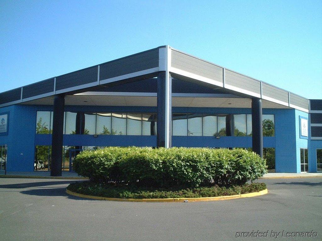 Holiday Inn Express Woodbridge By Ihg Avenel Exteriör bild
