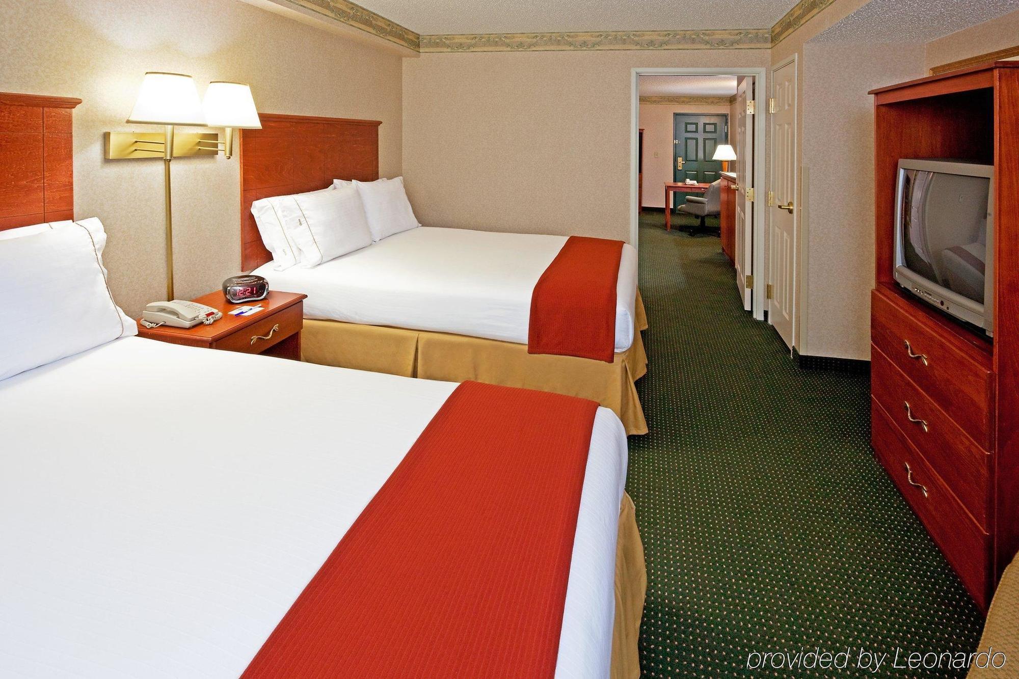 Holiday Inn Express Woodbridge By Ihg Avenel Exteriör bild