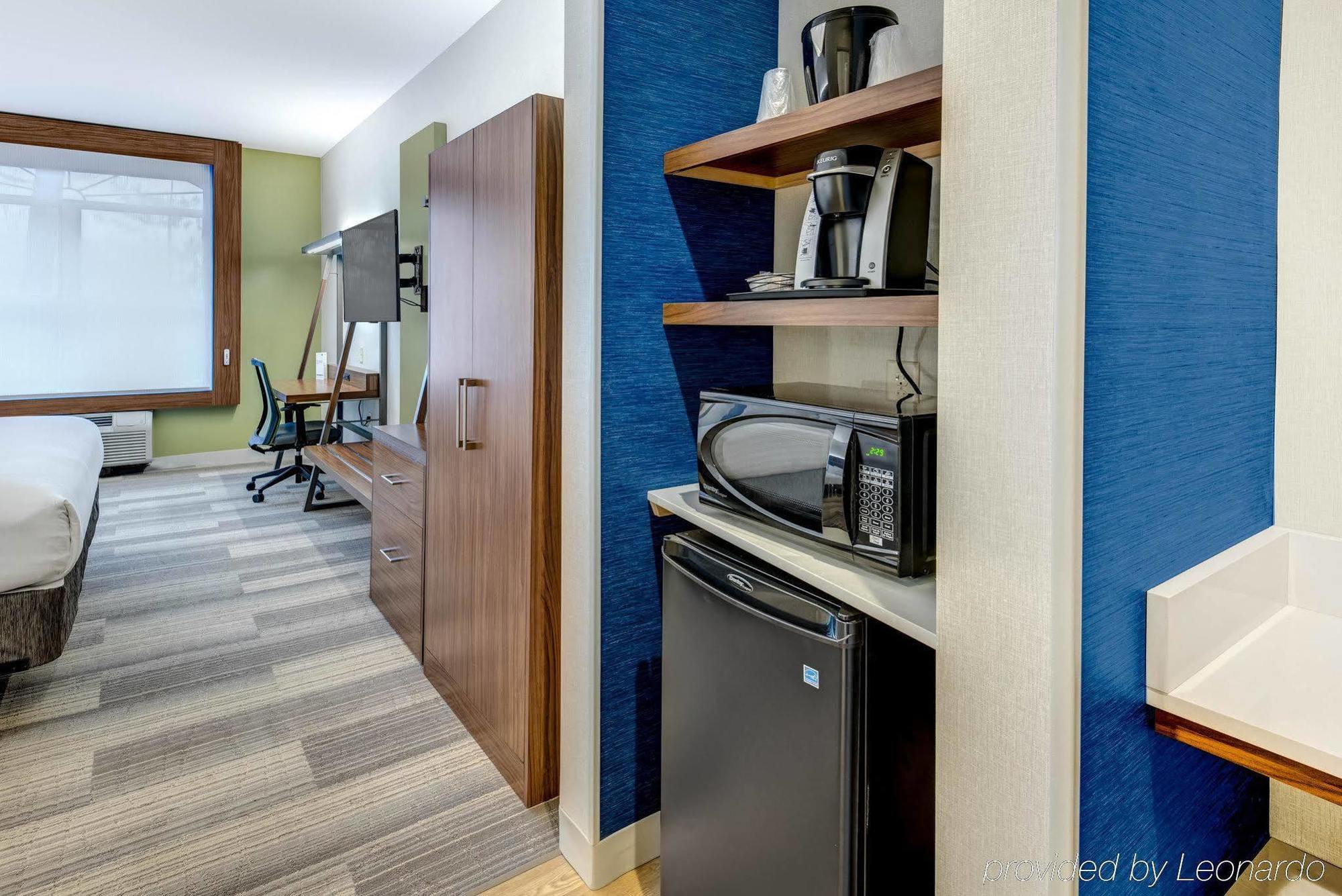 Holiday Inn Express Woodbridge By Ihg Avenel Exteriör bild